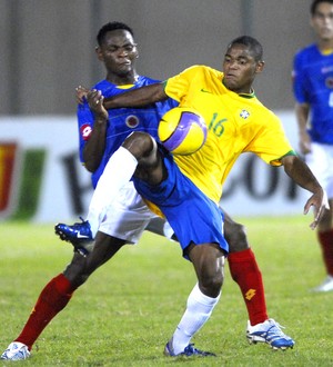 Luiz Adriano Brasil e Colômbia Sub-17 2007 (Foto: Agência AP )