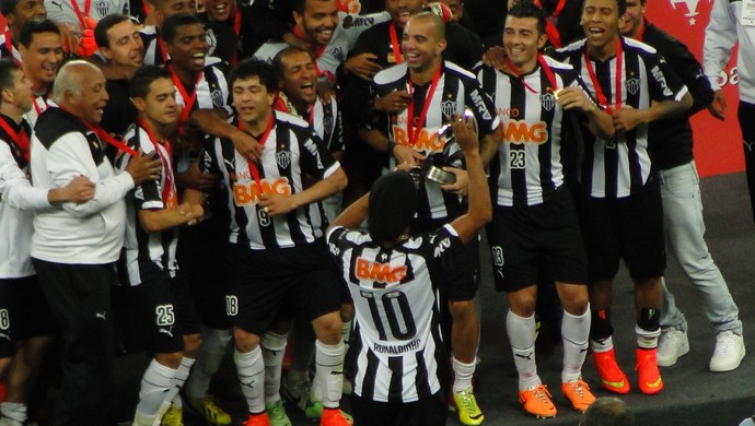 Ronaldinho Gaúcho filma a festa do Galo no gramado (Foto: Léo Simonini)