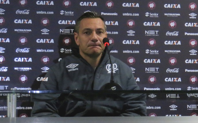 Doriva, técnico do Atlético-PR, em coletiva (Foto: Fernando Freire)