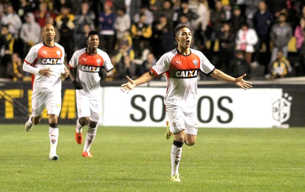 Caio comemora gol do Vitória contra o Criciúma (Foto: Fernando Ribeiro / Futura Press)