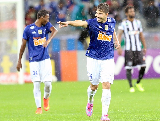 Lucas Silva comemoração jogo Cruzeiro x Figueirense (Foto: Cristiane Mattos / Futura Press)