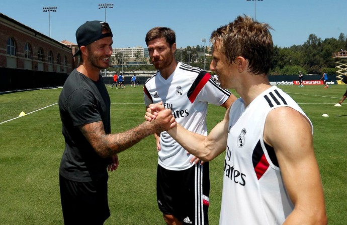 David Beckham Xabi Alonso Modric treino Real Madrid (Foto: Reprodução / Site Oficial)