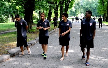 brasileiros do Shakhtar treino (Foto: Site Oficial)