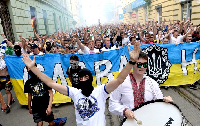 protesto das torcidas de Shakthar e Dínamo de Kiev (Foto: AFP)