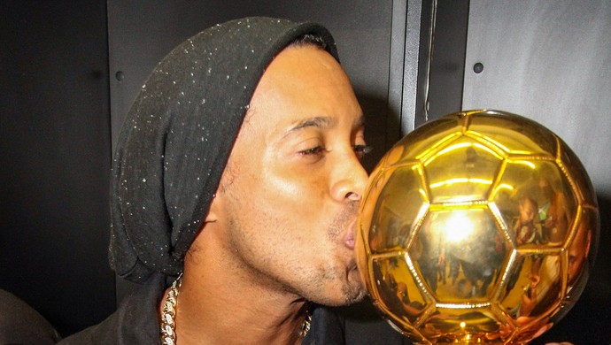 Ronaldinho Gaúcho beija a taça da Recopa, sua terceira conquistada pelo Galo (Foto: Bruno Cantini / Atlético-MG)