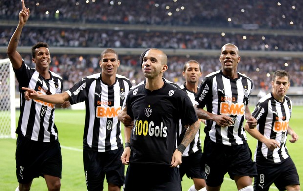 Diego Tardelli, Leonardo Silva e Ronaldinho gol Atlético-MG (Foto: AP)