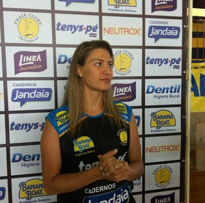 Karine Guerra, levantadora do Praia Clube na Superliga 2014/2015 (Foto: Caroline Aleixo)