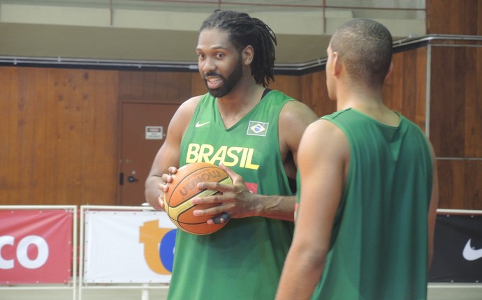 Nenê seleção brasileira basquete (Foto: David Abramvezt)