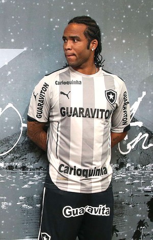 Carlos Alberto apresentação nova camisa do Botafogo (Foto: Satiro Sodré / SSPress)