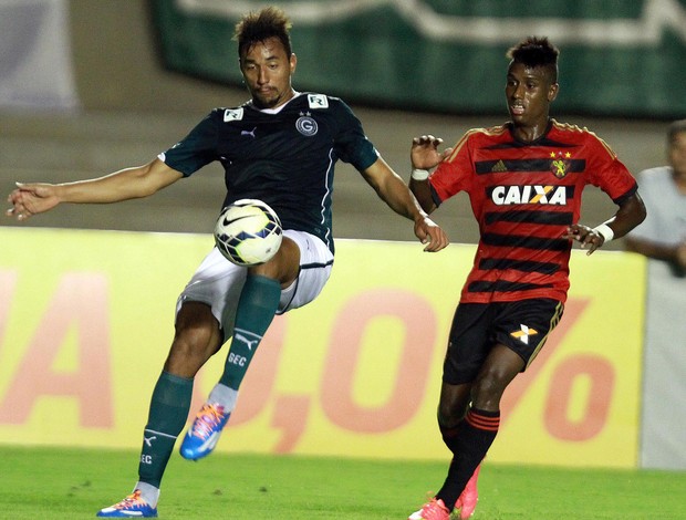 Lance de Goiás e Sport Série A (Foto: Carlos Costa / Futura Press)