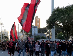 Torcida do Atlético-PR fora da Arena da Baixada (Foto: Fernando Freire)