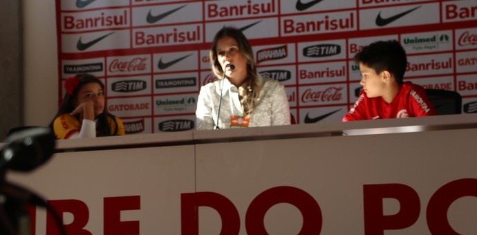 Fernanda e os filhos foram ao Beira-Rio em dia de homenagens (Foto: Diego Guichard/GloboEsporte.com)