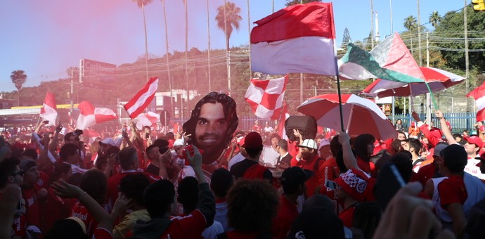 Mais de 30 mil máscaras com o rosto do ídolo colorado foram distribuídas (Foto: Diego Guichard/GloboEsporte.com)