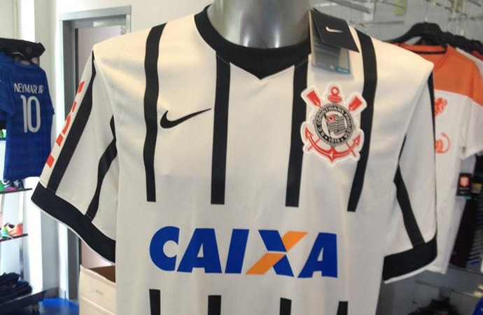 Camisa em homenagem a Rivellino deve ser estreada em breve (Foto: Divulgação)