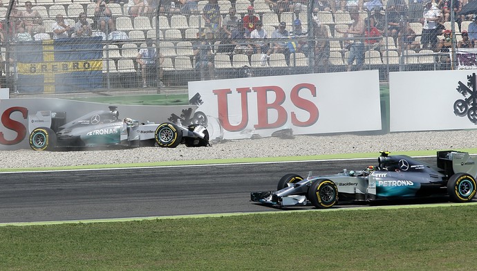 Nico Rosberg passa pelo carro de Lewis Hamilton batido no treino classificatório para o GP da Alemanha (Foto: AP)