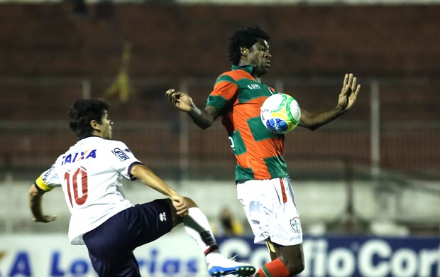 Rudnei e Lucio Flavio, Portuguesa e Parana  (Foto: Rodrigo Gonzzanel / Futura Press)