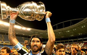 Loco Abreu com a taça Rio  (Foto:  Urbano Erbiste / Ag. O Globo)