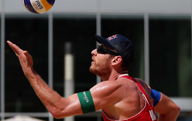 Alison e o parceiro Bruno Schmidt chegam às quartas com apenas um set perdido (Foto: Divulgação/FIVB)