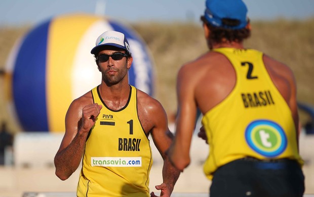 Pedro Solberg e Emanuel também avançaram para as quartas de final em Haia (Foto: Divulgação/FIVB)