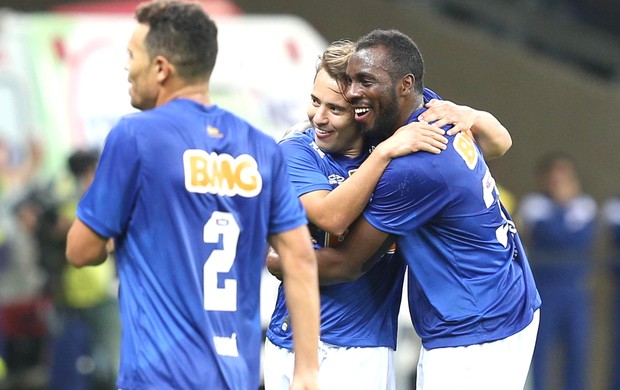 Everton Ribeiro e Manoel Comemoram gol do Cruzeiro contra o Vitória (Foto: Cristiane Mattos / Futura Press)