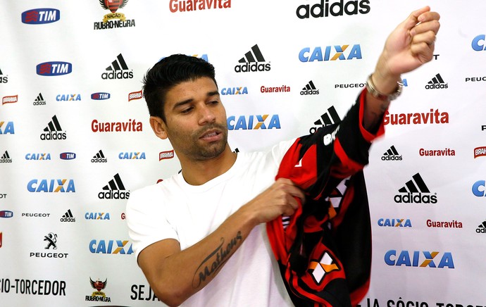 Eduardo da Silva apresentado no Flamengo (Foto: Marcos Tristão / Agência O Globo)