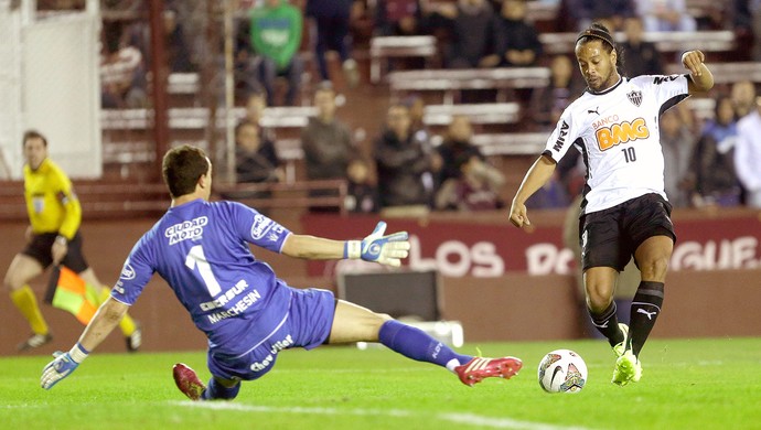 Ronaldinho Gaúcho no jogo Lanús x Atlético-MG Recopa (Foto: AP)