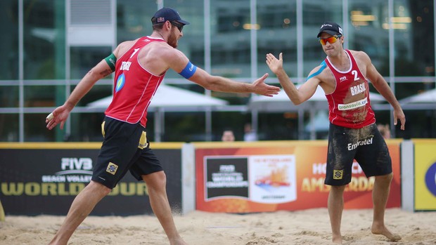 Alison e Bruno Schmidt n no Grand Slam de Haia (Foto: Divulgação/FIVB)