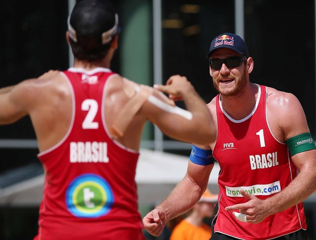 Alison e Bruno Schimidt  TRANSAVIA volei de praia (Foto: Divulgação/FIVB)