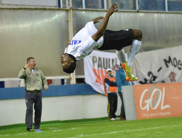 Douglas Coutinho, atacante do Atlético-PR, contra o Flamengo (Foto: Site oficial do Atlético-PR/Gustavo Oliveira)