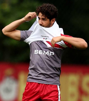 Alexandre Pato São Paulo treino (Foto: Marcos Ribolli / Globoesporte.com)