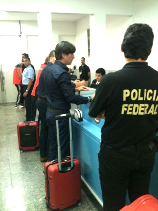 Joachim Low Embarque Alemanha (Foto: Divulgação / PF-RJ)