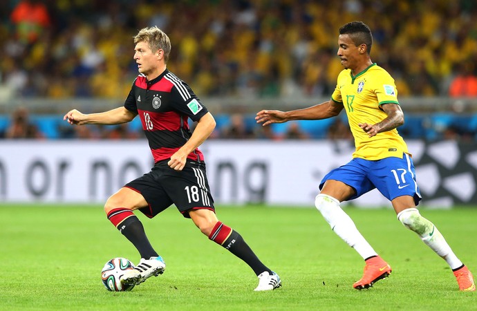 Kroos e Luiz Gustavo Brasil e Alemanha (Foto: Getty Images)