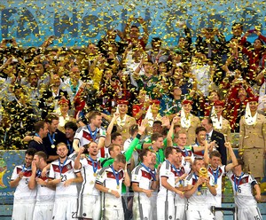 Alemanha com a taça da Copa do Mundo (Foto: AFP)