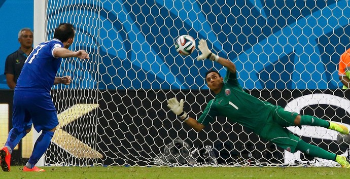 Navas e Gekas Costa Rica x Grécia (Foto: Reuters)