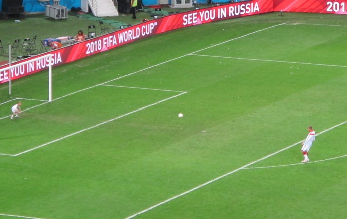 Podolski e filho gramado maracanã (Foto: Gustavo Rotstein)