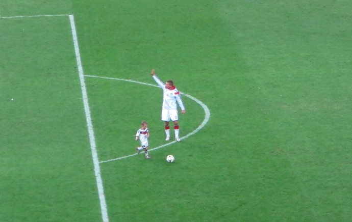 Podolski e filho gramado maracanã (Foto: Gustavo Rotstein)