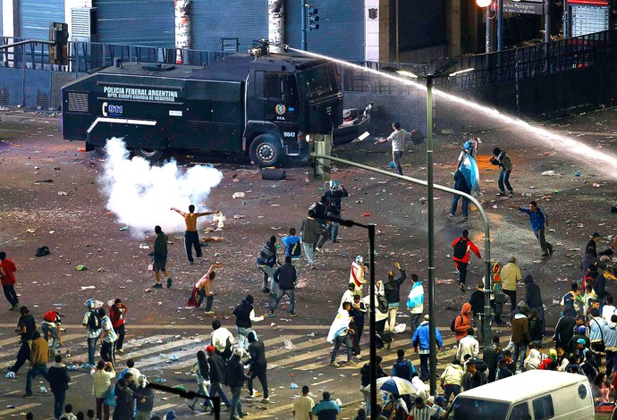 torcida Buenos Aires confusão derrota (Foto: Reuters)