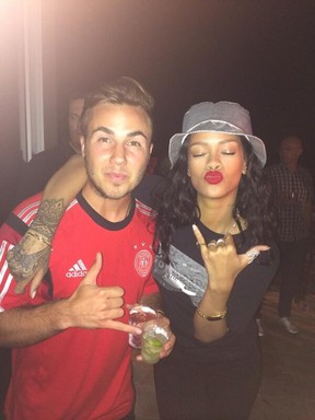 Mario Götze e Rihanna em festa no Rio (Foto: Twitter/ Reprodução)