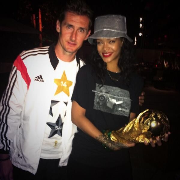 Klose e Rihanna (Foto: Twitter/ Reprodução)