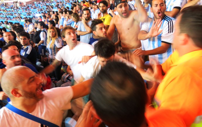 confusão na torcida da Argentina final Copa (Foto: Edgard Maciel de Sá)