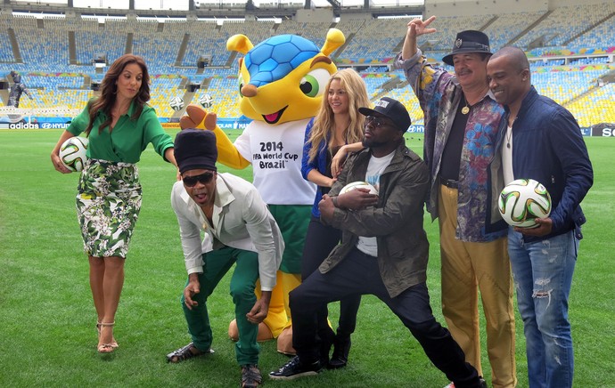 Shakira, Ivete Sangalo, Carlinhos Brown e Alexandre Pirez gramado do maracanã (Foto: Cintia Barlem)