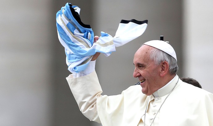 Papa Francisco com a camisa da Argentina (Foto: Reuters)