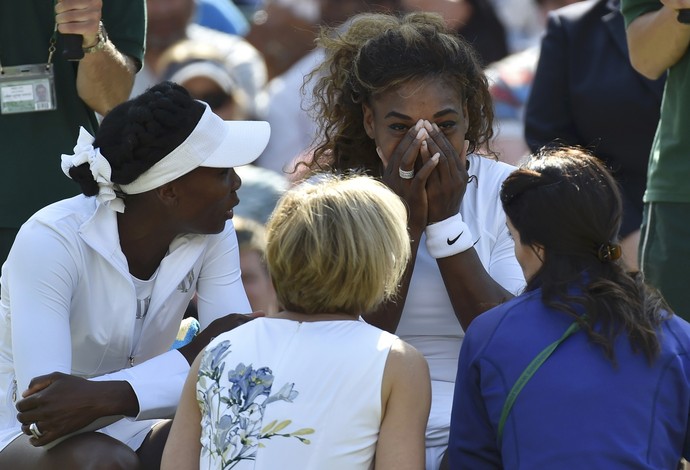 serena williams passa mal nas duplas em wimbledon (Foto: Reuters)