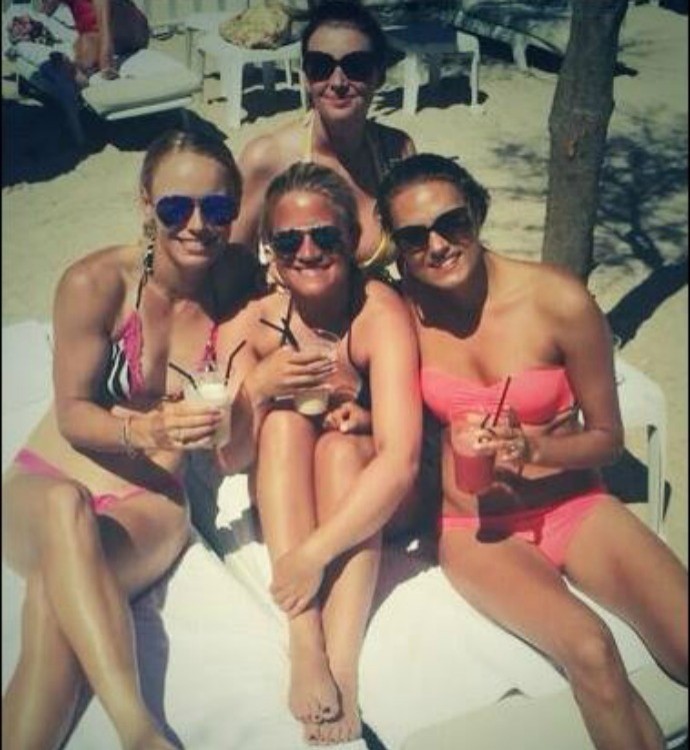 caroline wozniacki na praia com as amigas (Foto: Reprodução/Twitter)