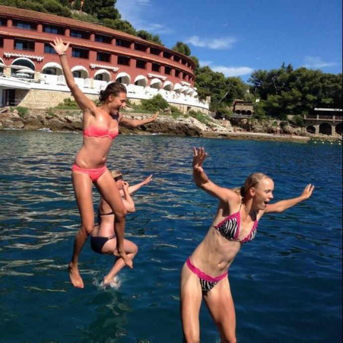 caroline wozniacki na praia com as amigas (Foto: Reprodução/Twitter)