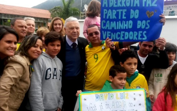 José Maria Marin com torcedores do Brasil