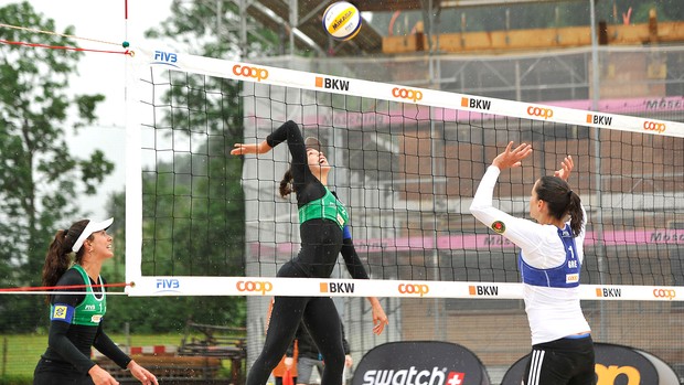 vôlei de praia Carol e Maria Clara atacando (Foto: Divulgação / FIVB)