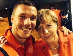 Podolski tira selfie com Angela Merkel (Foto: Reprodução / Facebook)