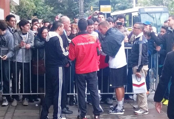 Podolski volta ao hotel da Alemanha (Foto: Thiago de Lima/GloboEsporte.com)