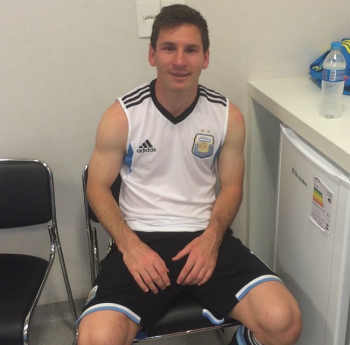 Messi na sala do antidoping após vitória sobre a Holanda (Foto: Reprodução/Twitter)